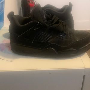 Selling the black cat 4s Jordan’s